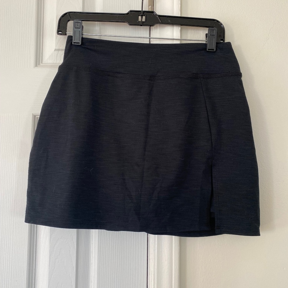 Beyond Yoga Heather Rib Hold Court Skirt Black Heather Medium